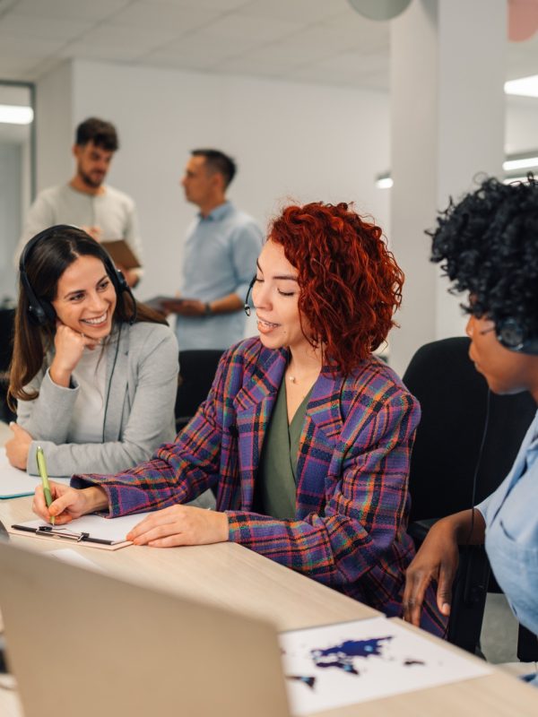 A technical support manager is teaching recruits in call center. A technical support manager is teaching recruits in call center.